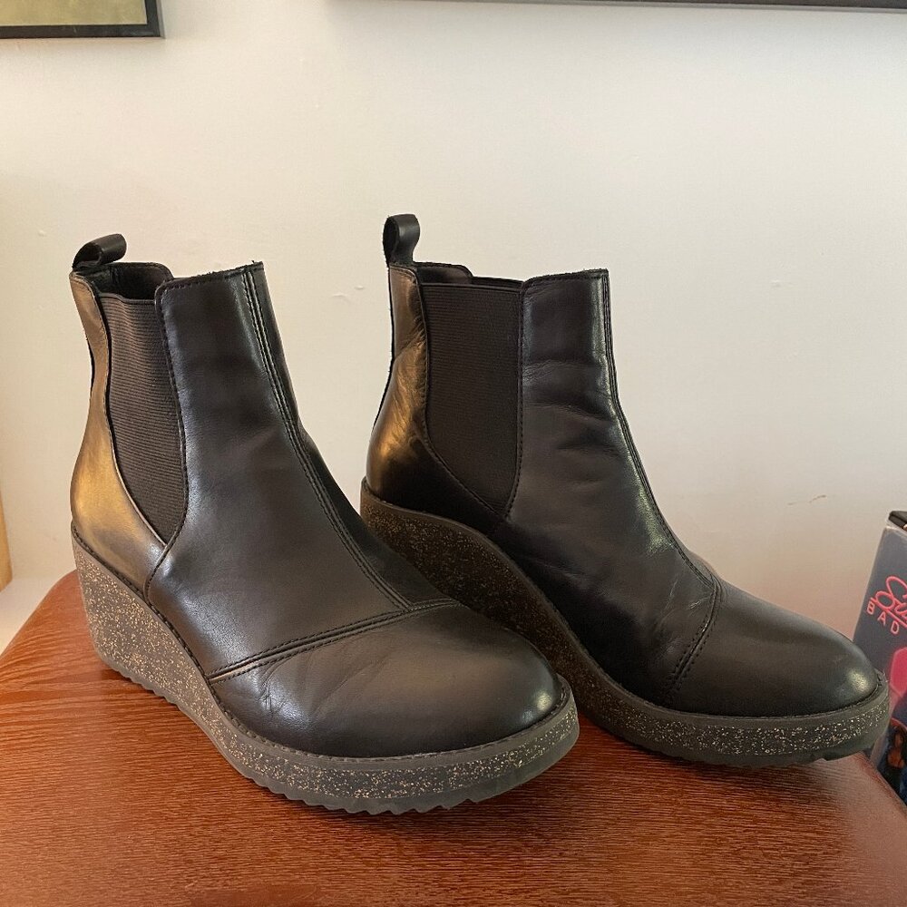 EUC Aetrex Dawn Wedge Boot—Black leather—LEFT size 38, RIGHT size 39